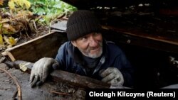 საილუსტრაციო ფოტო: 65 წლის მიხაილო იურკივი, ამოდის მცირე ბუნკერიდან, რომელშიც ექვსი თვის განმავლობაში იმყოფებოდა რუსეთის ოკუპაციის დროს. 26 ოქტომბერი, 2022 წ.