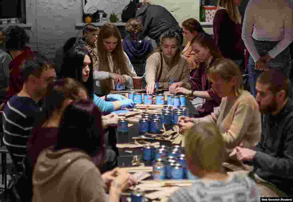 Кияни виготовляють свічки для використання в окопах, фото від 30 жовтня 2022 року