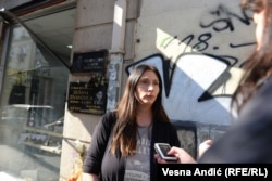 Voleo je da se šali, bio je fenomenalan dečko i drug: Marija Blagojević Potpara, školska drugarica Dušana Jovanovića ispred memorijalne ploče u Beogradskoj ulici.