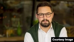 "Na djelu je pravni i politički haos, prouzrokovan potpunim uništavanjem temelja institucija koje su ionako bile na krhkim nogama", kaže Marko Savić