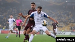 Форвард «Динамо» Артем Бєсєдін (у білій формі) повернувся до гри після тривалої дискваліфікації