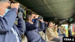 Pokaznoj vježbi na Manjači prisustvovali su članovi Predsjedništva BiH Šefik Džaferović i Željko Komšić, ministar odbrane BiH Sifet Podžić, premijer FBiH Fadil Novalić kao i zvaničnici Ambasade SAD-a u BiH, predstavnici Komande Kopnene vojske SAD za Europu i Afriku (USAREUR-AF)