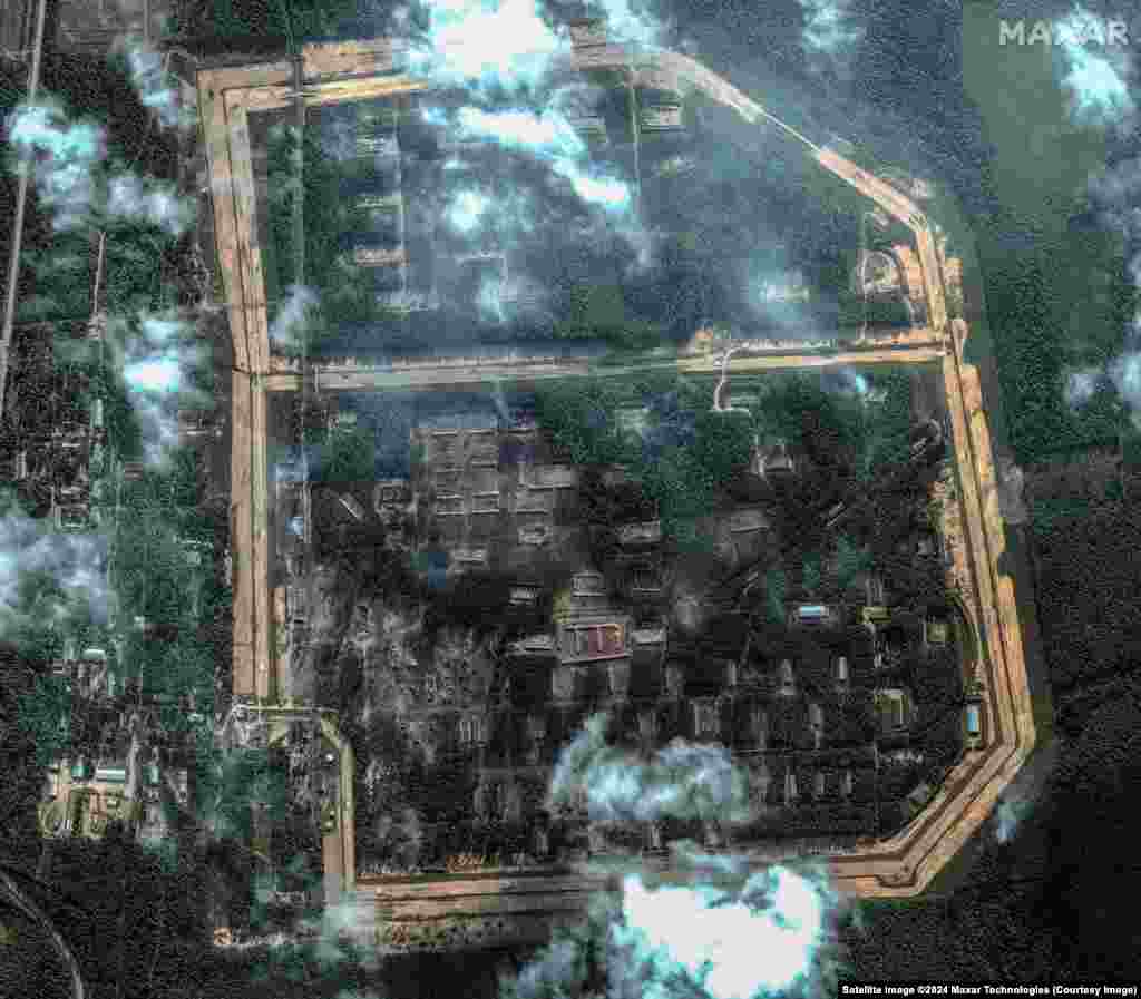 ДО (фото ліворуч): Об’єкт в Октябрьському, 18 вересня. Через кілька годин після того, як було зроблено це фото, десятки, ймовірно, українських крилатих ракет влучили в це місце. Очевидці повідомили, що під час ударів почули характерне гудіння турбореактивних двигунів, що підтверджує теорію про використання українських крилатих ракет «Паляниця». ПІСЛЯ: На цьому фото від 22 вересня тліє база «Октябрський», яка, судячи зі знімку, значною мірою зруйнована