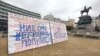 Надписите върху транспарантите се появиха през почивните дни. 