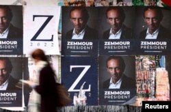 Жінка проходить повз плакати на підтримку Еріка Земмура, ймовірного кандидата на президентські вибори у Франції в квітні 2022 року. Париж, 13 жовтня 2021 року
