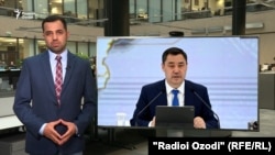 Мӯъмин Аҳмадӣ, хабарнигори Радиои Озодӣ ҳангоми тақдими барномаи "Озодӣ Онлайн"