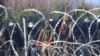 Hiljade migranata nalazi se iza bodljikave žice na granici između Poljske i Bjelorusije dan nakon što je Poljska, članica Evropske unije, zatvorila granice.&nbsp;