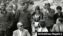 Regele Mihai și soția sa, Ana, au reușit să păstreze aparențele în ciuda situației financiare precare în primul rând datorită ajutorului dat de Regele George al Greciei, fratele mamei sale. Aici în Grecia, alături de Regina Frederika a Greciei, la filmarea peliculei „Turnurile din Navarone” cu Gregory Peck. Dar astfel de prilejuri erau extrem de rare. Arhiva Casei Regale.