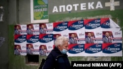 Predizborni plakati u Severnoj Mitrovice, 17. oktobra 2021. tokom opštinskih izbora na Kosovu. 