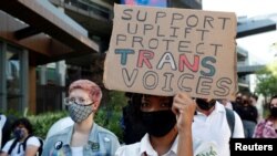 Skup podrške transrodnoj zajednici nakon komentara američkog komičara Davea Chappellea na platformi Netflix, 20. oktobar 2021.