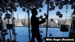 Lebegő ezüst léggömbök a kilátó egyik szintjén