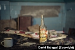 იოსებ სტალინის სახელწოდების არყის ბოთლი მიწისქვეშა ბომბსაფარში.