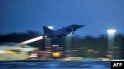 Un avion de luptă JAS 39 Gripen C/D decolează de pe aeroportul Lulea-Kallax, Suedia, pe 4 martie 2024, în timpul exercițiului militar NATO Nordic Response 24, un exercițiu național norvegian desfășurat în nordul Suediei, Norvegiei și Finlandei cu spațiu aerian și apele asociate. 