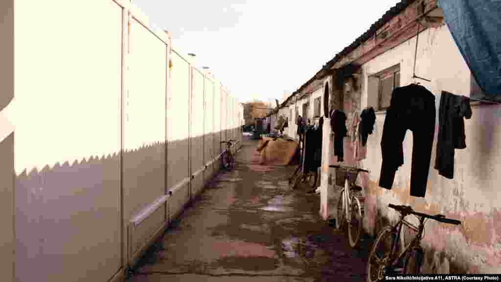 Veš se suši ispred baraka ili na štrikovima gde radnici čuvaju i druge stvari jer nemaju ormare, navode u izveštaju nevladina udruženja &nbsp;