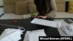 Članovi i članice udruženja "Jer nas se tiče" šiju maske za zaštitu sugrađana od korona virusa