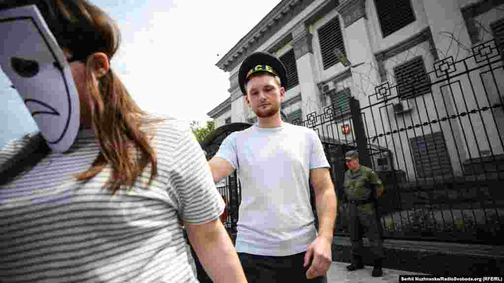 Час від часу «представник ФСБ» вів людину, з якою грав «російський президент» – тим самим символізуючи арешт або насильницьке зникнення