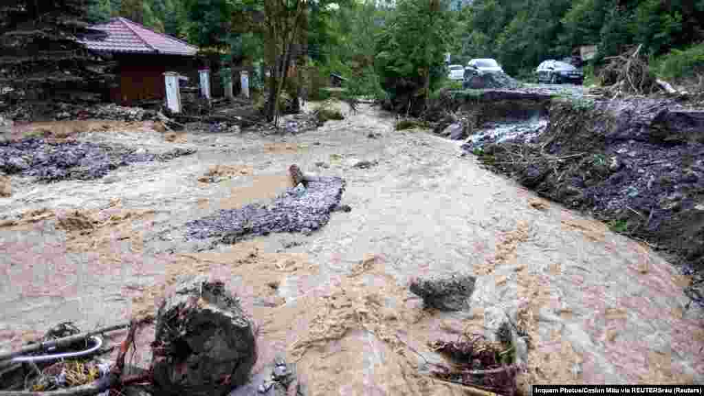 A katasztrófavédelem helikopterekkel keresi a túlélőket, eddig csaknem ezer embert menekítettek ki az elárasztott területekről