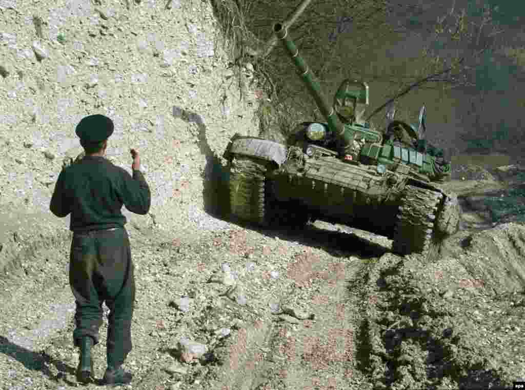 Kako su se vojne aktivnosti saveznih trupa odvijale na planinama, rat je postao poznat po zasjedi i ubojstvima islamističkih militanata te masovnim ruskim napadima na civilne centre.