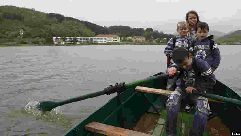 Kosovo - Djeca prelaze jezero Batllava u čamcu kako bi stigli do škole u selu Orllane, 22. maj 2012.