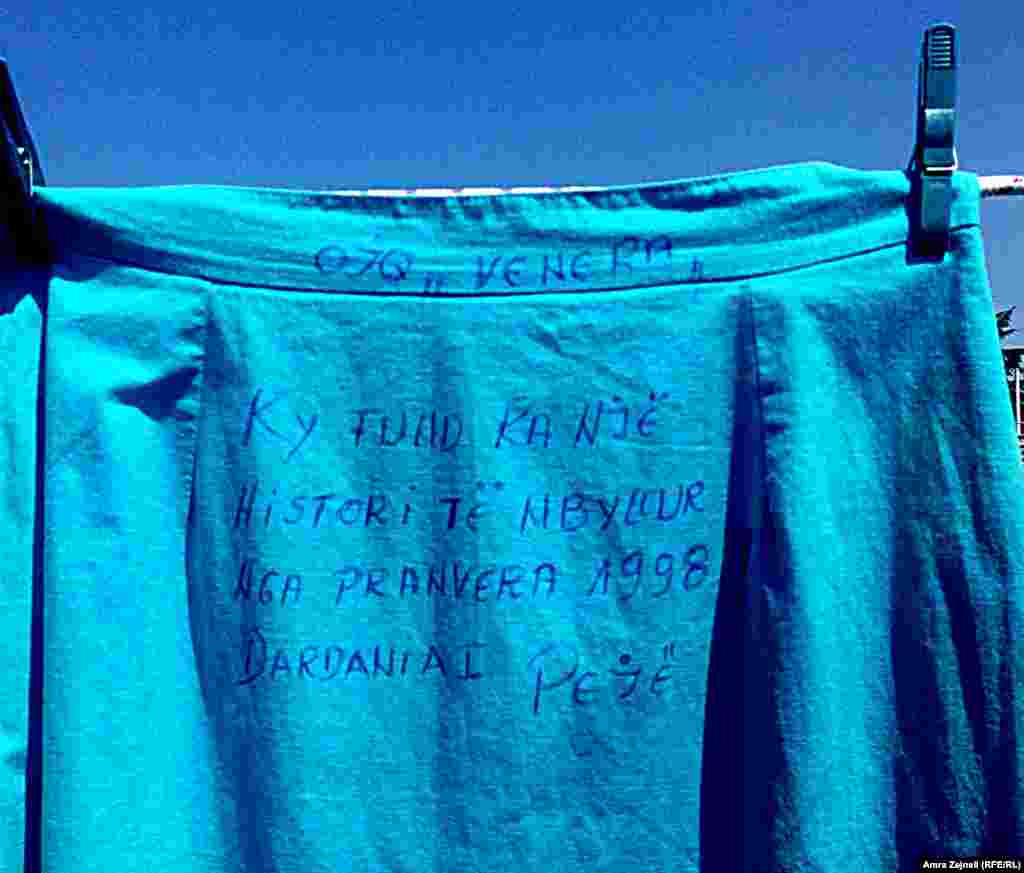 Na suknji piše: "Ova suknja ima zatvorenu istoriju od proleća 1998 godine, Peć".