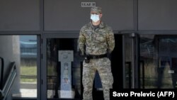 Vojnik u Crnoj Gori čuva ulaz u karantin u Podgorici