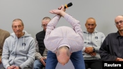 ძმიტრი კუჩუკი აჩვენებს, როგორ დაჰყავდათ ის ციხეში - ბელარუსის ციხეებიდან გათავისუფლებული პოლიტპატიმრების პრესკონფერენცია ვილნიუსში. 2025 წლის 12 სექტემბერი