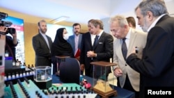 Drejtori i përgjithshëm i Agjencisë Ndërkombëtare për Energjinë Atomike (IAEA), Rafael Grossi, viziton ekspozitën e arritjeve bërthamore të Iranit në Teheran, më 17 prill 2025.