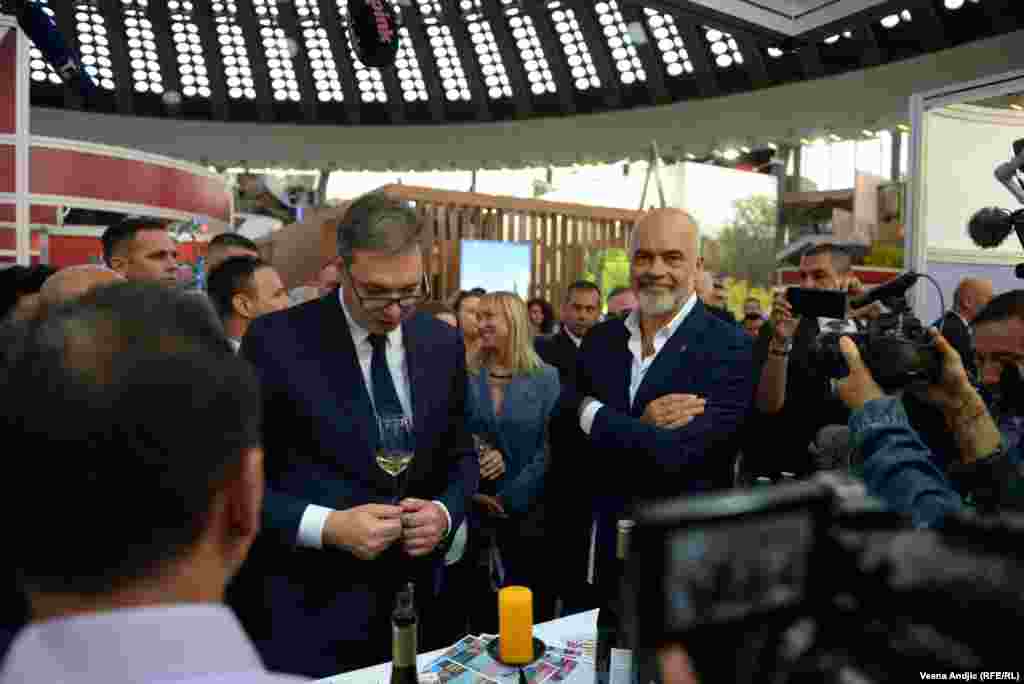 ... omirisao tekućinu...