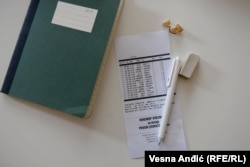 Procene SOS centra i drugih organizacija koje se bave prevencijom, edukacijom i lečenjem od kockanja su da je u Srbiji više od 300.000 zavisnika.