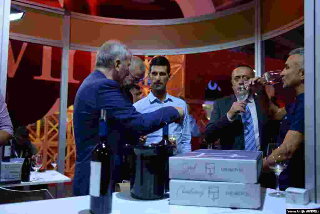 Vino je degustirao i teniser Novak Đoković u društvu Aleksandra Antića, direktora preduzeća "Koridori Srbije".