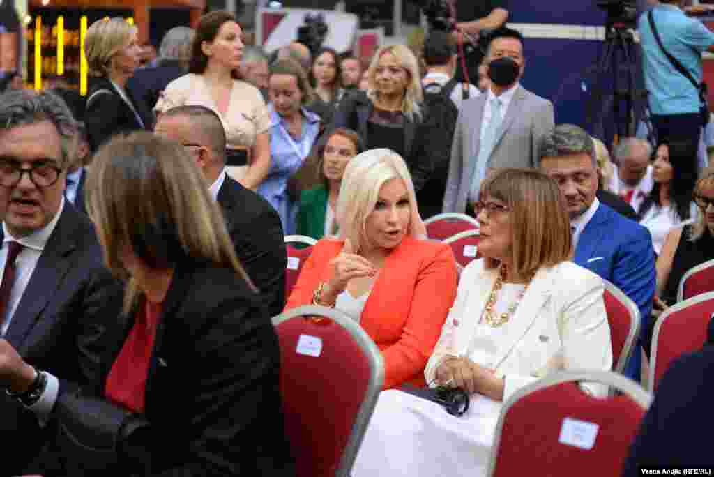 Ovaj događaj je bio prilika za susret i razmenu ideja, ne samo preduzetnika i vinara, već i političara: Zorana Mihajlović, ministarka rudarstva i energetike (levo) i Maja Gojković, ministarka kulture u Vladi Srbije (desno). 