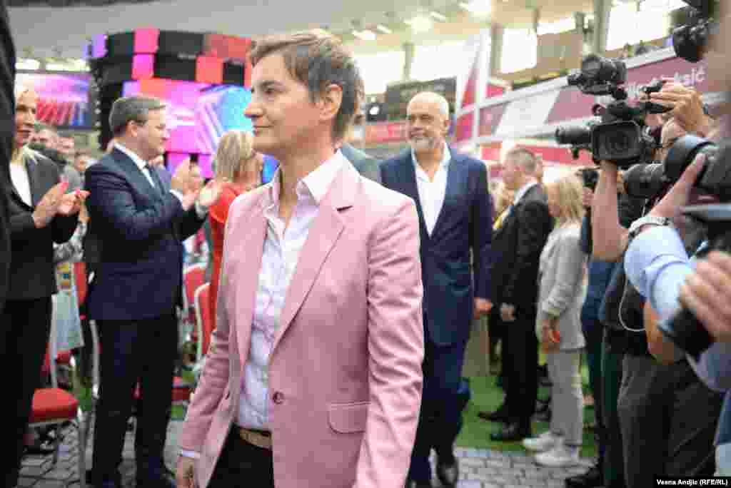 Među prisutnima je bila i Ana Brnabić, dosadašnja premijerka Srbije i mandatarka za sastav buduće Vlade. 