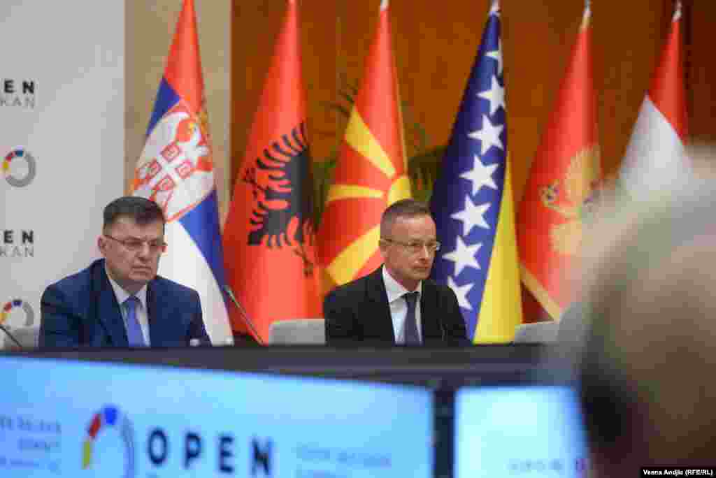 Predsedavajući Saveta ministara BiH Zoran Tegeltija (levo) na skup je došao bez saglasnosti Predsedništva BiH. Na fotografiji sa Samita pored ministra spoljnih poslova i trgovine Mađarske Petera Sijarta.