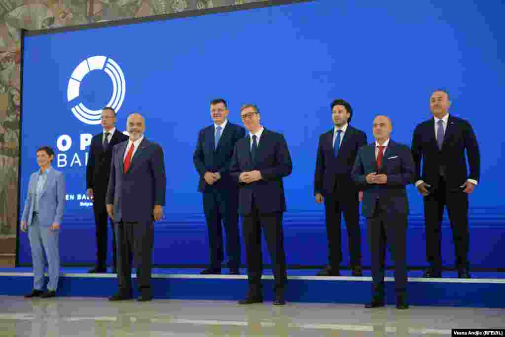 Ipak, na Samit su stigli i predsedavajući Saveta minsitara BiH Zorn Tegeltija, premijer Crne Gore u tehničkom mandatu Dritan Abazović, ministar spoljnih poslova i trgovine Mađarske Peter Sijarto i ministar spoljnih poslova Turske Mevlut Čavušolu. Na fotografiji sa liderima država Iz "Otvorenog Balkana", predsjednikom i premijerkom Srbije Aleksandrom Vučićem i Anom Brnabić, premijerom Albanije Edijem Ramom i premijerom Severne Makedonije Dimitrom Kovačevskim.