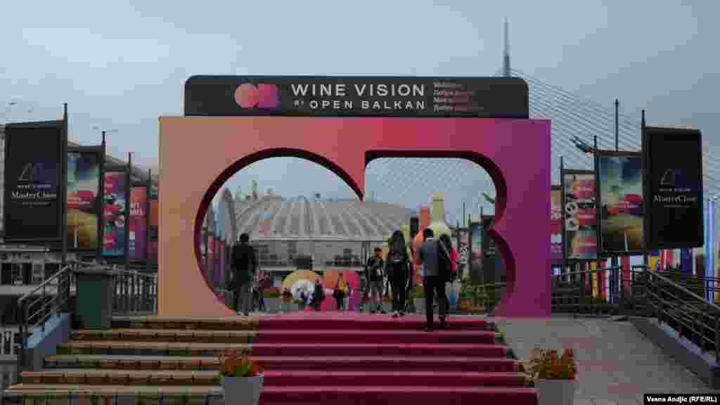 Prvi međunarodni sajam vina, koji se održava u okviru regionalne inicijative "Otvoreni Balkan", otvoren je 1. septembra na Beogradskom sajmu.