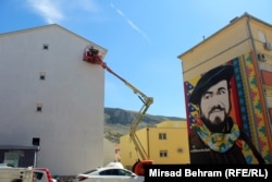 Mural Lucianu Pavarottiju u Mostaru koji je 2018. godine uradio umjetnik Aleksandro Reis iz Brazila.