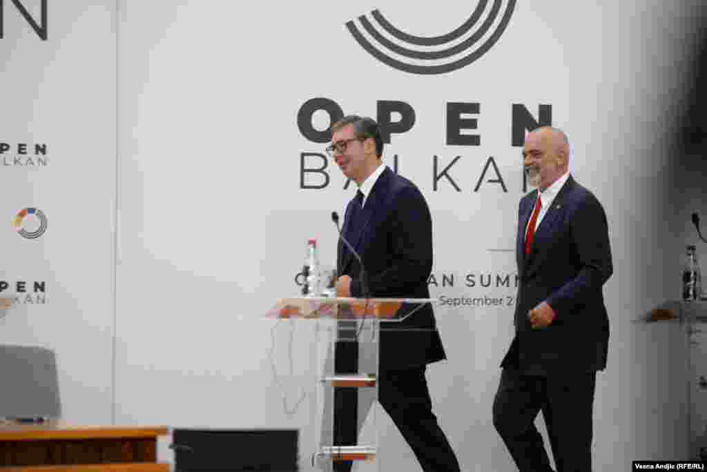 Premijer Albanije Edi Rama je pozvao Evropsku uniju da tokom ove zime i krize sa energentima na Zapadnom Balkanu "ne ponovi isto ponašanje" kao tokom pandemije COVID-19. "Mi se dobro sećamo kako su zemlje Zapadnog Balkana na početku pandemije tada bile primorane da se okrenu Kini, Rusiji, Turskoj … zato što je Evropska unija gledala samo sebe", rekao je Rama. Fotografija sa završne konferencije za novinare.