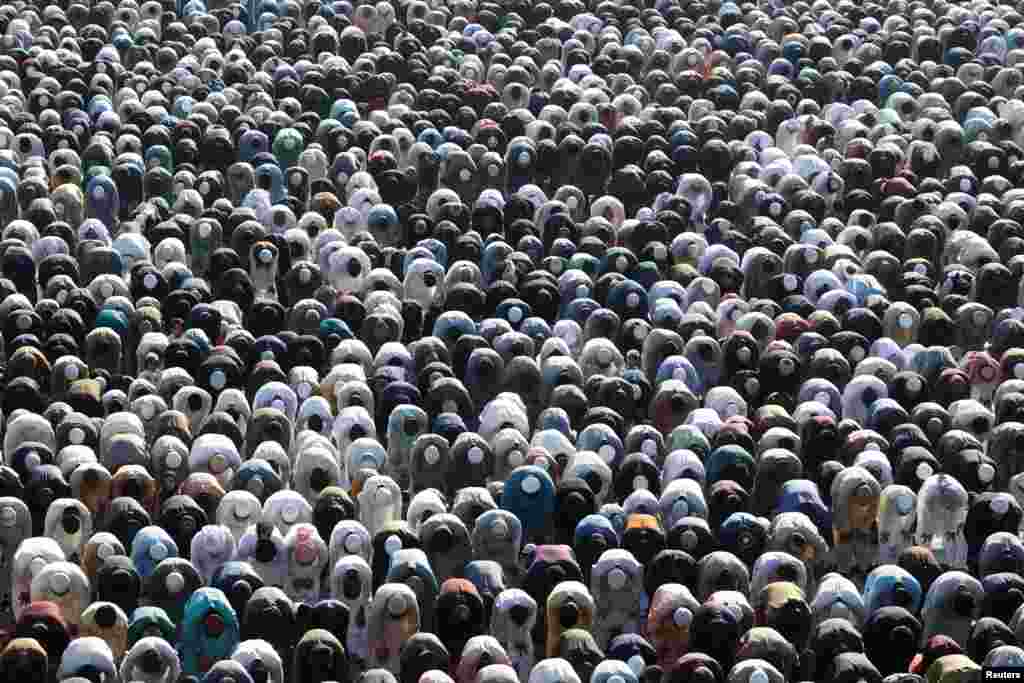 Muslimani u Karačiju klanjaju Bajram-namaz povodom kraja svetog mjeseca ramazana, Pakistan, 31. marta.