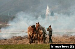 Seljanin u okrugu Maramures priprema polje za prolećnu setvu 2010. godine