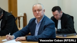 Igor Dodon și avocatul său Nicolae Posturusu la una din ședințele de judecată a Curții Supreme de Justiție.