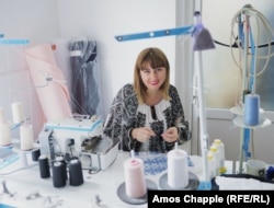 Anda Manesku u svojoj krojačkoj radnji u Breazi, severno od Bukurešta.