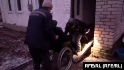 Volonteri evakuišu ukrajinske civile iz sela i blizini Soledara, 16. januar 2023. 