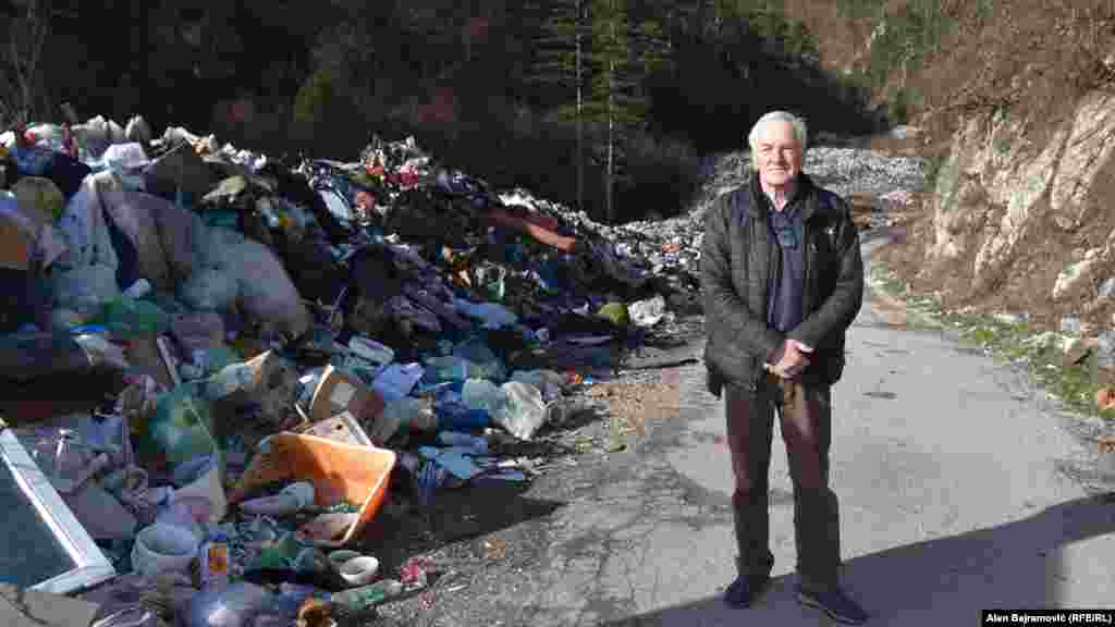 "Ova deponija nije postojala prije rata i na nju se dovozi smeće, razni materijali, uginule životinje, eksploziv. Ljeti je nemoguće proći. Mi svojim kućama ne idemo pored smeća, već kroz smeće. Molili smo za pomoć sa svih strana. Pred izbore obećaju da će biti riješeno, a onda se problem zaboravi“, kaže mještanin Ibro Džafić.