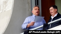 Lerinc Mesaroš (D) i Viktor Orban razgovaraju na tribinama tokom fudbalske utakmice, Felčut, Mađarska, 19. maj 2019.