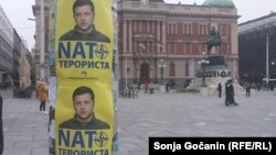 Leci sa fotografijom predsednika Ukrajine Volodimira Zelenskog i natpisom "NATO terorista" na Trgu republike u Beogradu, 22. januar 2023.