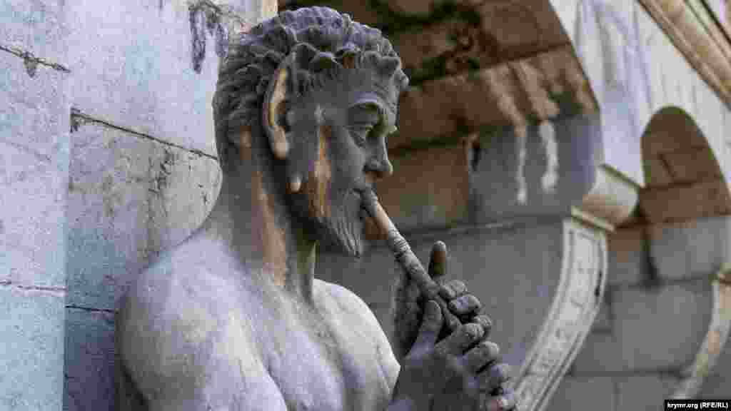 У їхньому ряду, ліворуч, – «Сатир, який грає на авлосі». У грецькій міфології сатири вважалися демонами родючості й становили почет бога Діоніса