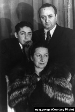 თამარ აბაკელია ქმართან და შვილთან, კარლო და გულდა კალაძეებთან ერთად