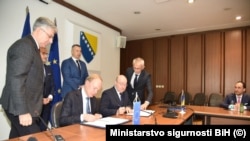 Договорот за распоредување на граничари на ЕУ на територијата на БиХ беше парафиран од Хенрик Нилсен, директор за Шенген во Европската комисија (лево) и Мирко Купрешаковиќ, директор на Граничната полиција на БиХ, во Сараево, на 18 декември 2024 година.