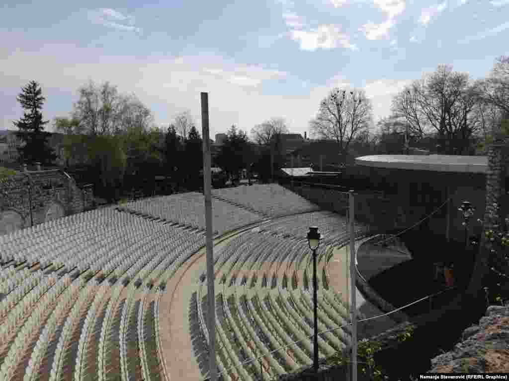 Nakon oslobođenja od nacista 1944, u blizini ulaza čuvana je municija, a nakon nesreće u krateru je izgrađena Letnja pozornica poznata po Festivalu glumačkih ostvarenja Filmski susreti.