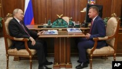 Nouă persoane au fost reținute sau au fost implicate în scandalul financiar legat de liniile de apărare din regiunea Kursk. Roman Starovoit a fost guvernator în Kursk înainte de a deveni ministru al Transporturilor la Moscova.